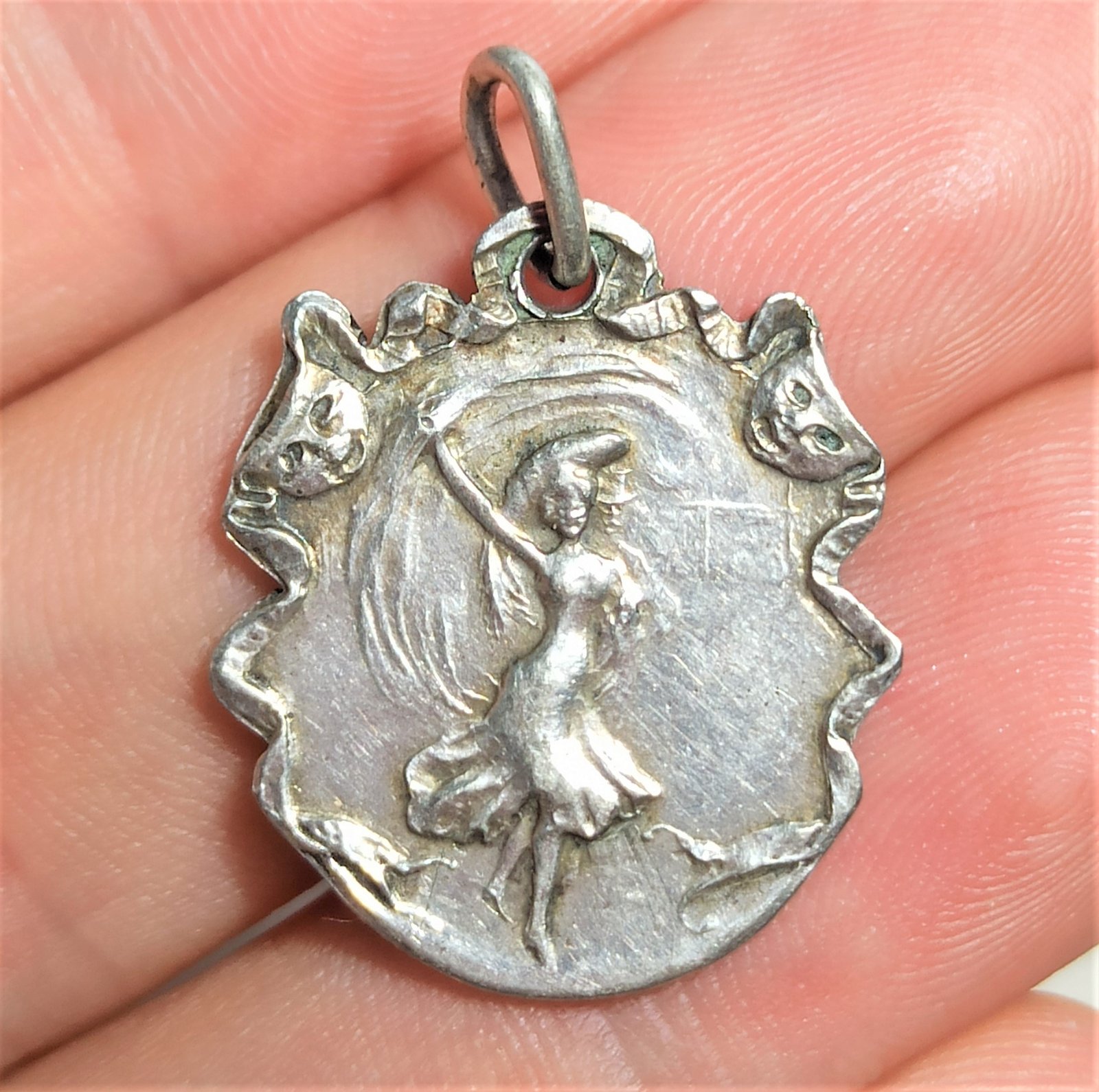 Medalla para baile de Carnaval del Teatro Solís, ca. 1912. Medalla para baile de Carnaval del Teatro Solís, ca. 1912.