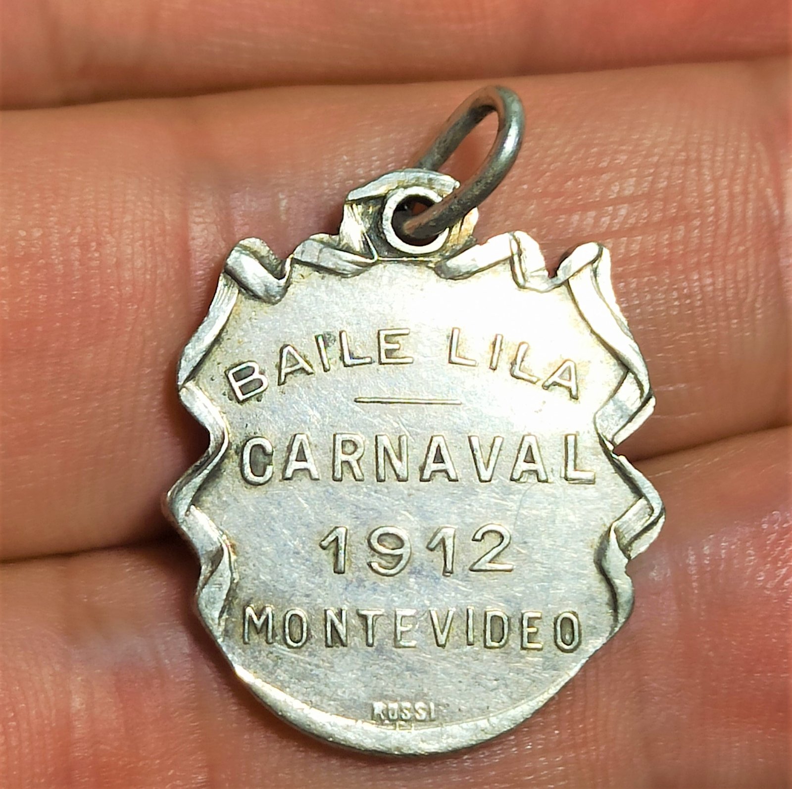 Medalla para baile de Carnaval del Teatro Solís, ca. 1912. Medalla para baile de Carnaval del Teatro Solís, ca. 1912.