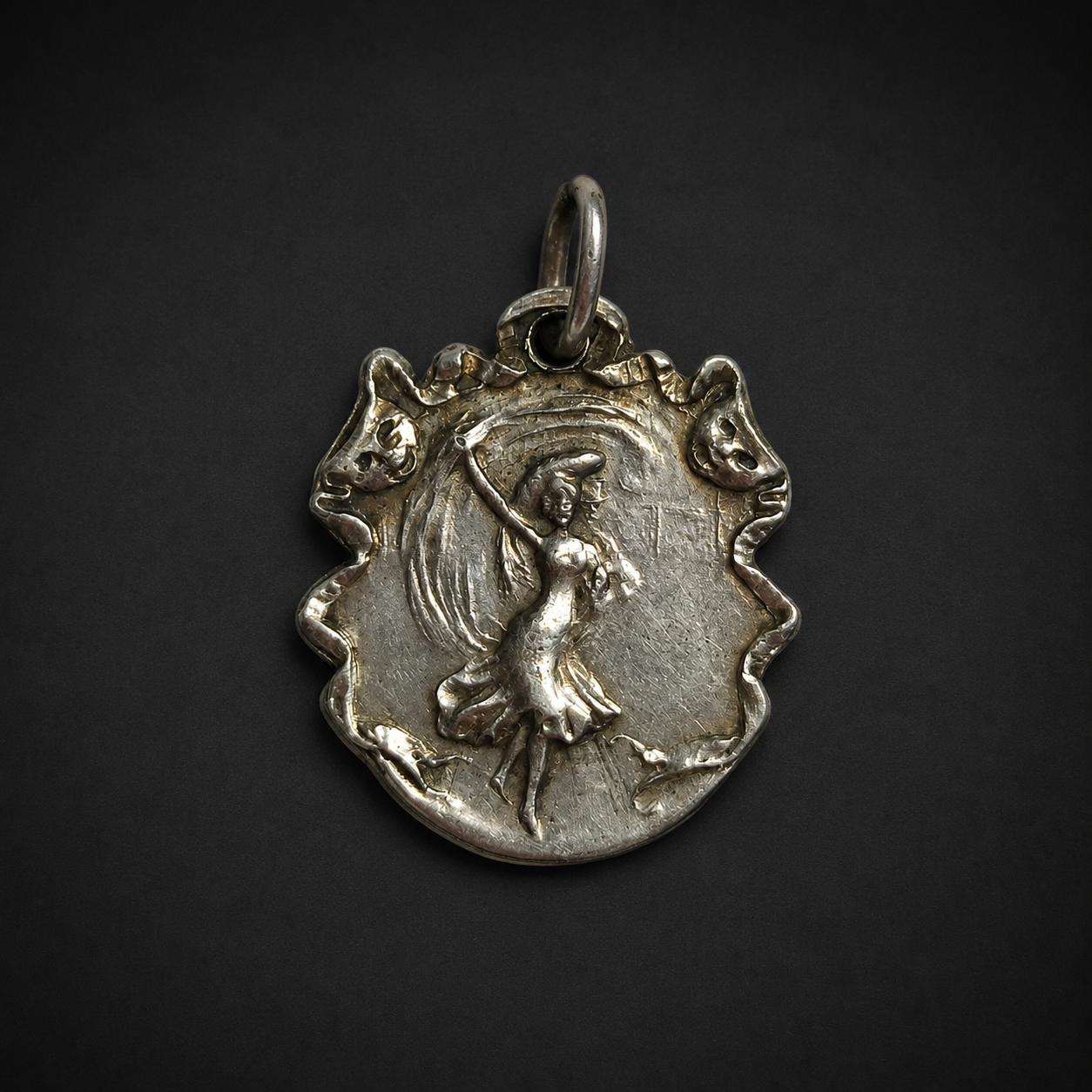Medalla para baile de Carnaval del Teatro Solís, ca. 1912. Medalla para baile de Carnaval del Teatro Solís, ca. 1912.