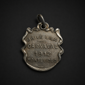 Medalla para baile de Carnaval del Teatro Solís, ca. 1912. Medalla para baile de Carnaval del Teatro Solís, ca. 1912.