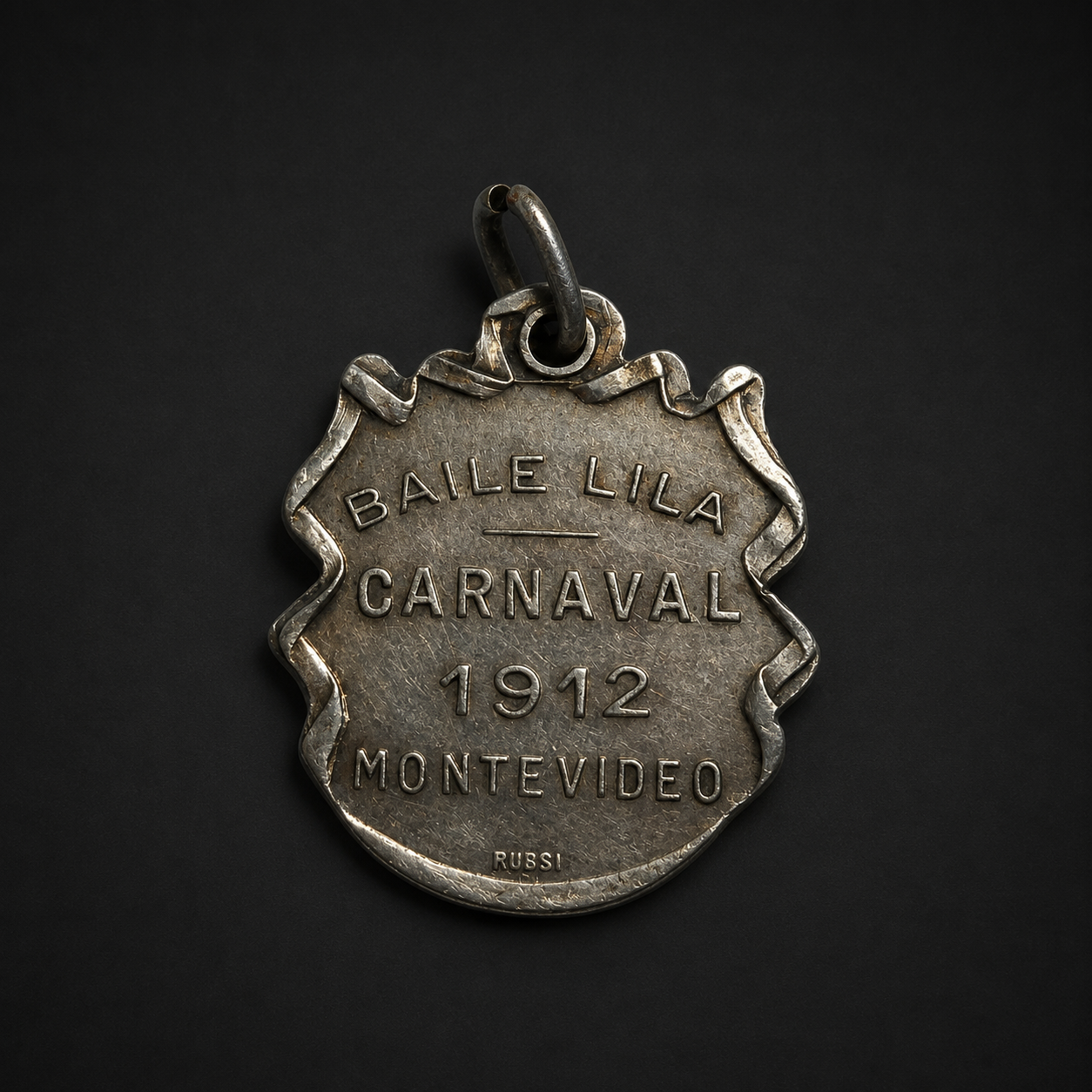 Medalla para baile de Carnaval del Teatro Solís, ca. 1912. Medalla para baile de Carnaval del Teatro Solís, ca. 1912.