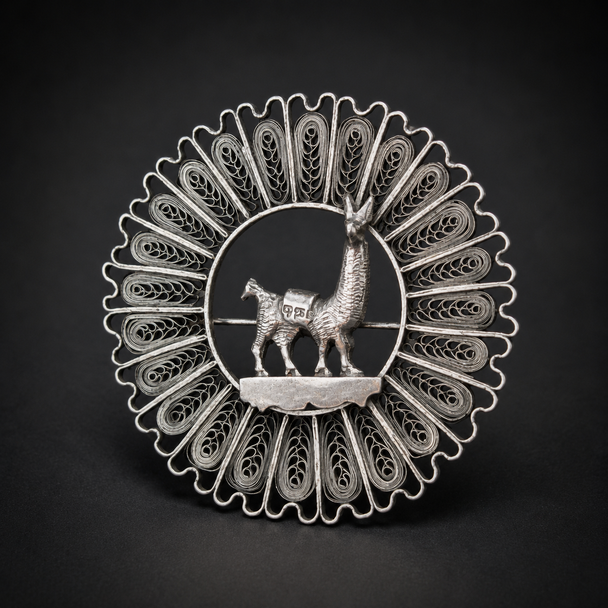 Prendedor peruano de plata filigranada con llama, ca. 1950. Prendedor peruano de plata filigranada con llama, ca. 1950.