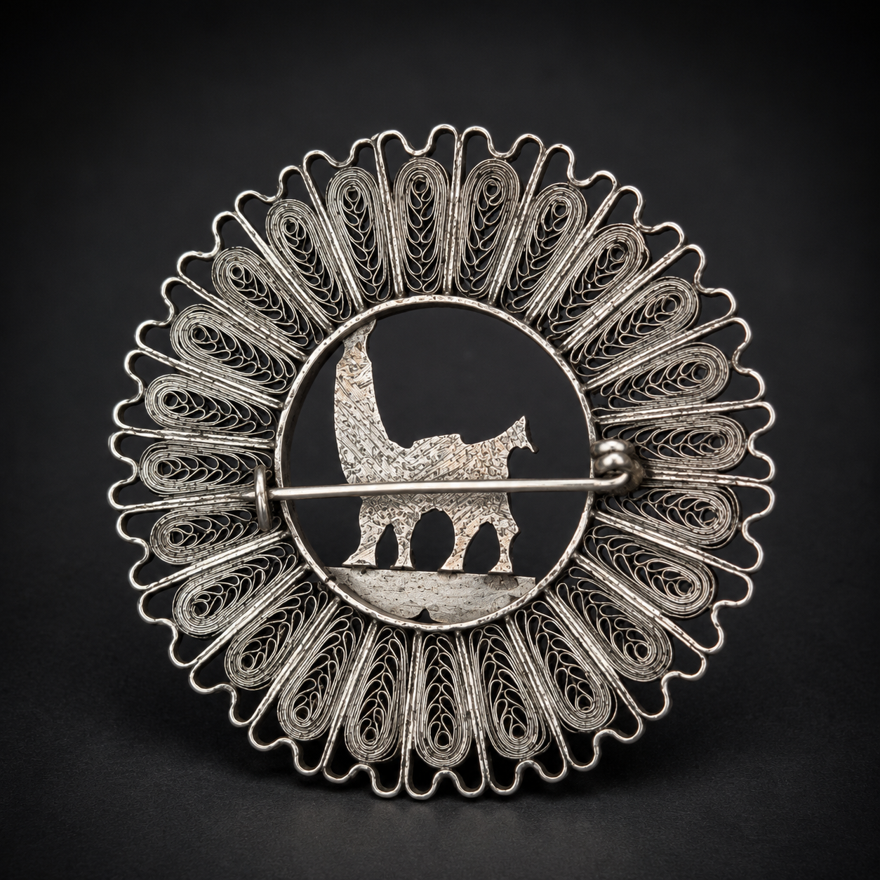 Prendedor peruano de plata filigranada con llama, ca. 1950. Prendedor peruano de plata filigranada con llama, ca. 1950.