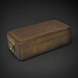 Caja antigua de bronce con recipiente de opalina, ca. 1900.