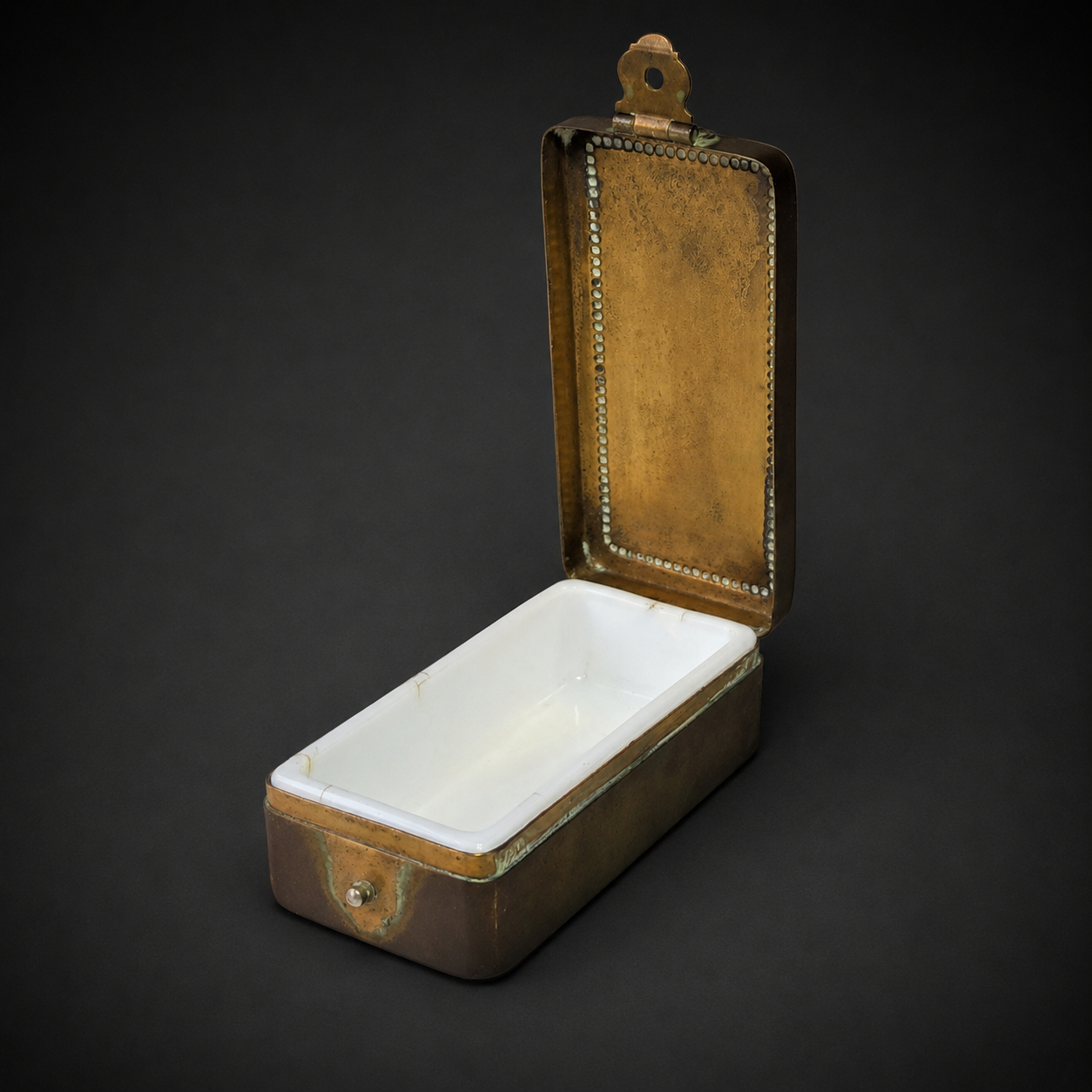 Caja antigua de bronce con recipiente de opalina, ca. 1900. Caja antigua de bronce con recipiente de opalina, ca. 1900.