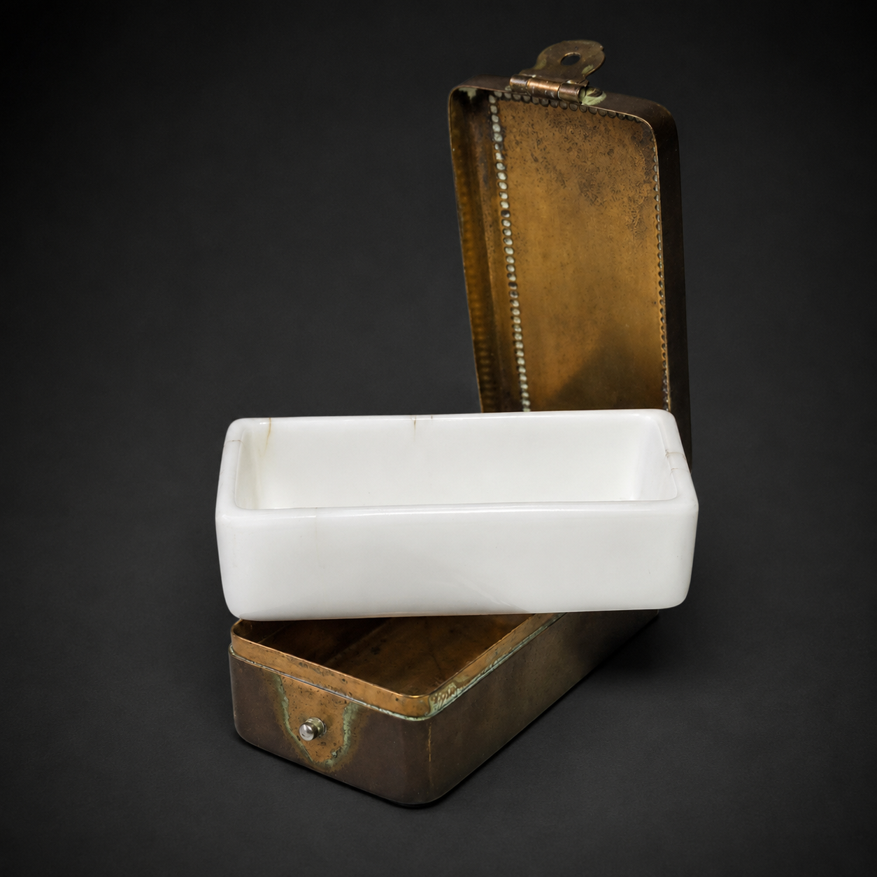 Caja antigua de bronce con recipiente de opalina, ca. 1900. Caja antigua de bronce con recipiente de opalina, ca. 1900.