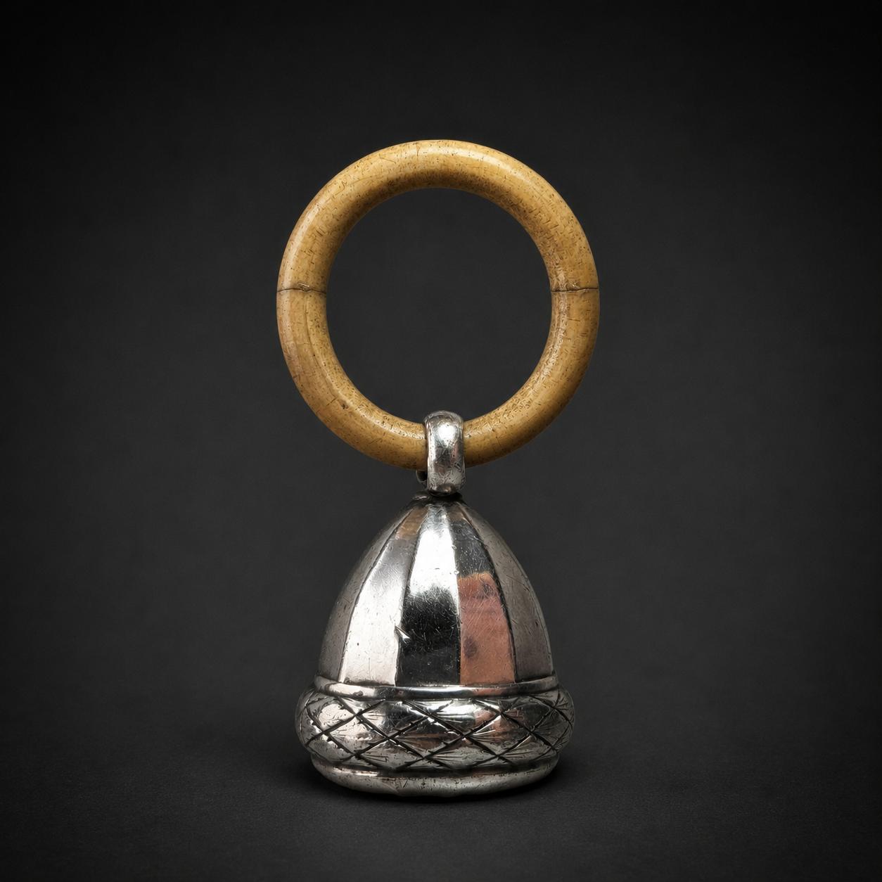 Sonajero antiguo en forma de bellota plateada, ca. 1900. Sonajero antiguo en forma de bellota plateada, ca. 1900.