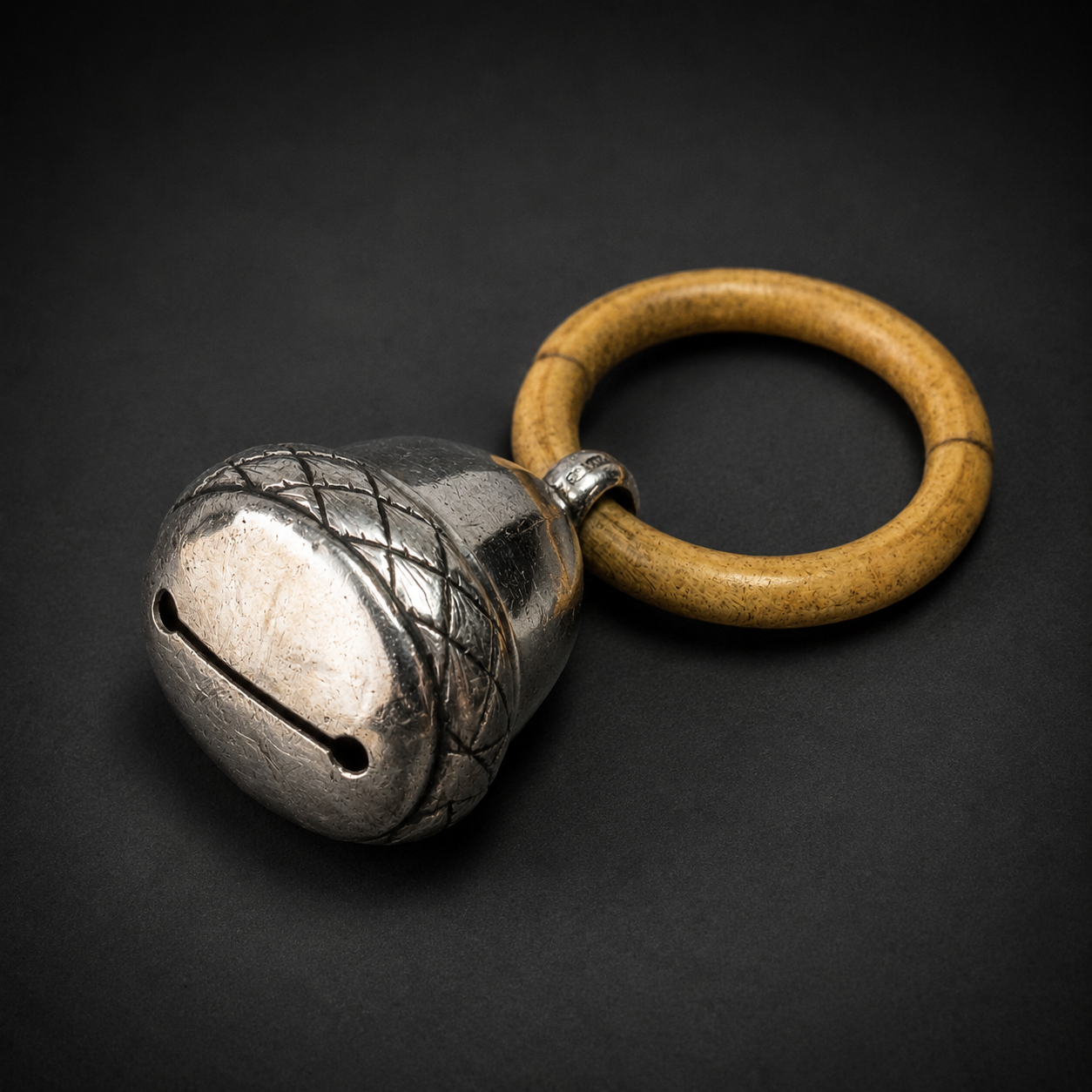 Sonajero antiguo en forma de bellota plateada, ca. 1900. Sonajero antiguo en forma de bellota plateada, ca. 1900.