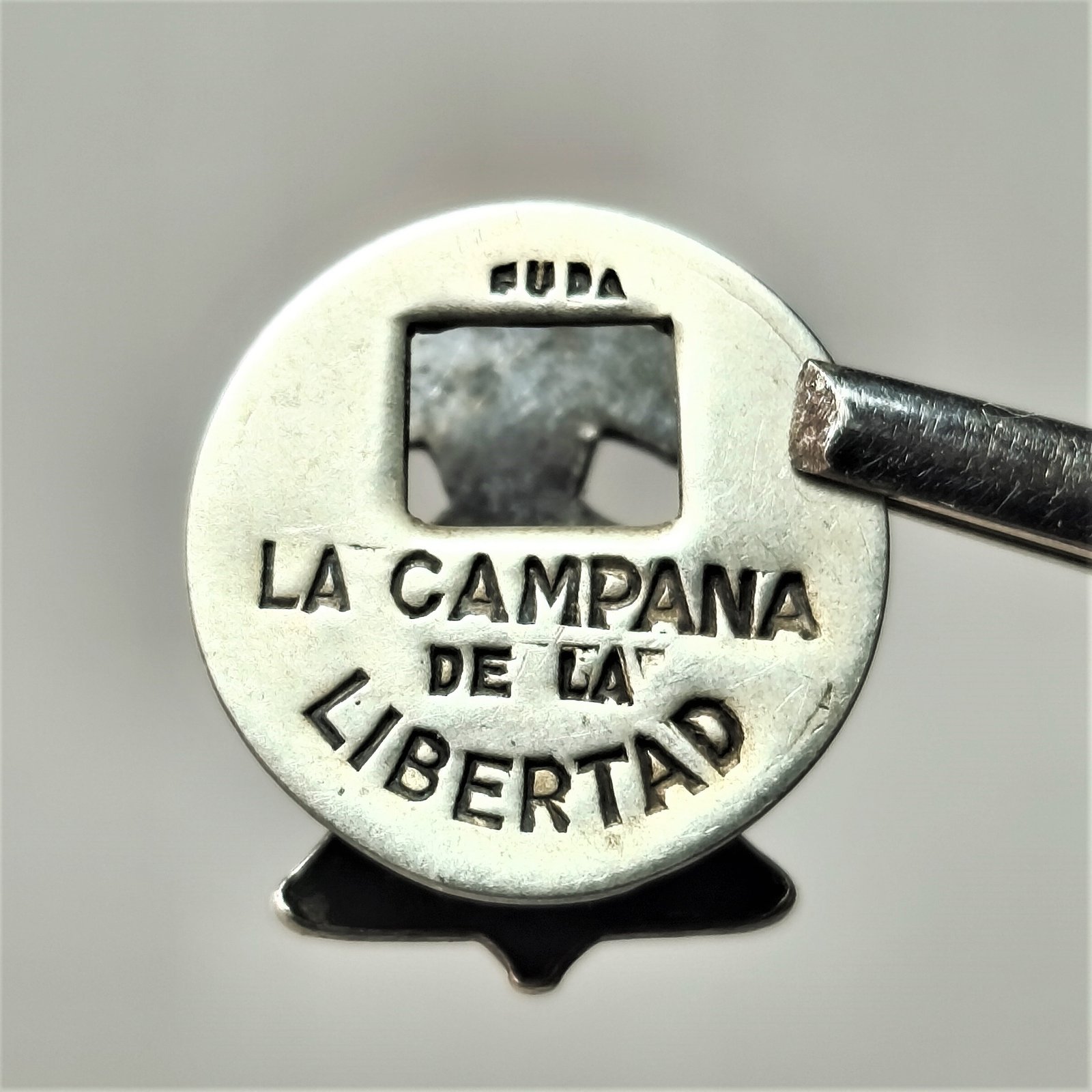 Prendedor con Campana de la Libertad, ca. 1950. Prendedor con Campana de la Libertad, ca. 1950.