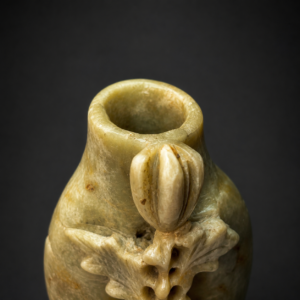 Florero chino tallado en piedra dura, ca. 1950.
