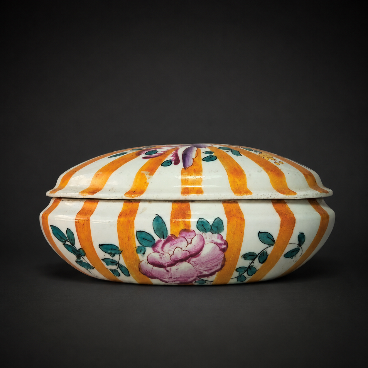 Caja alhajero francesa decorada a mano, ca. 1880. Caja alhajero francesa decorada a mano, ca. 1880.