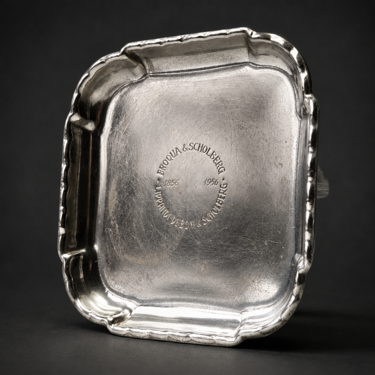 Platito conmemorativo Broqua & Scholberg, ca. 1956. Platito conmemorativo Broqua & Scholberg, ca. 1956.