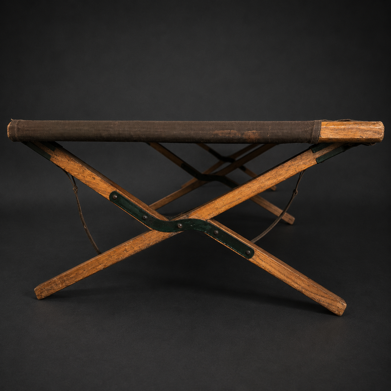 Catre plegable de campaña en madera y lona, ca. 1940. Catre plegable de campaña en madera y lona, ca. 1940.