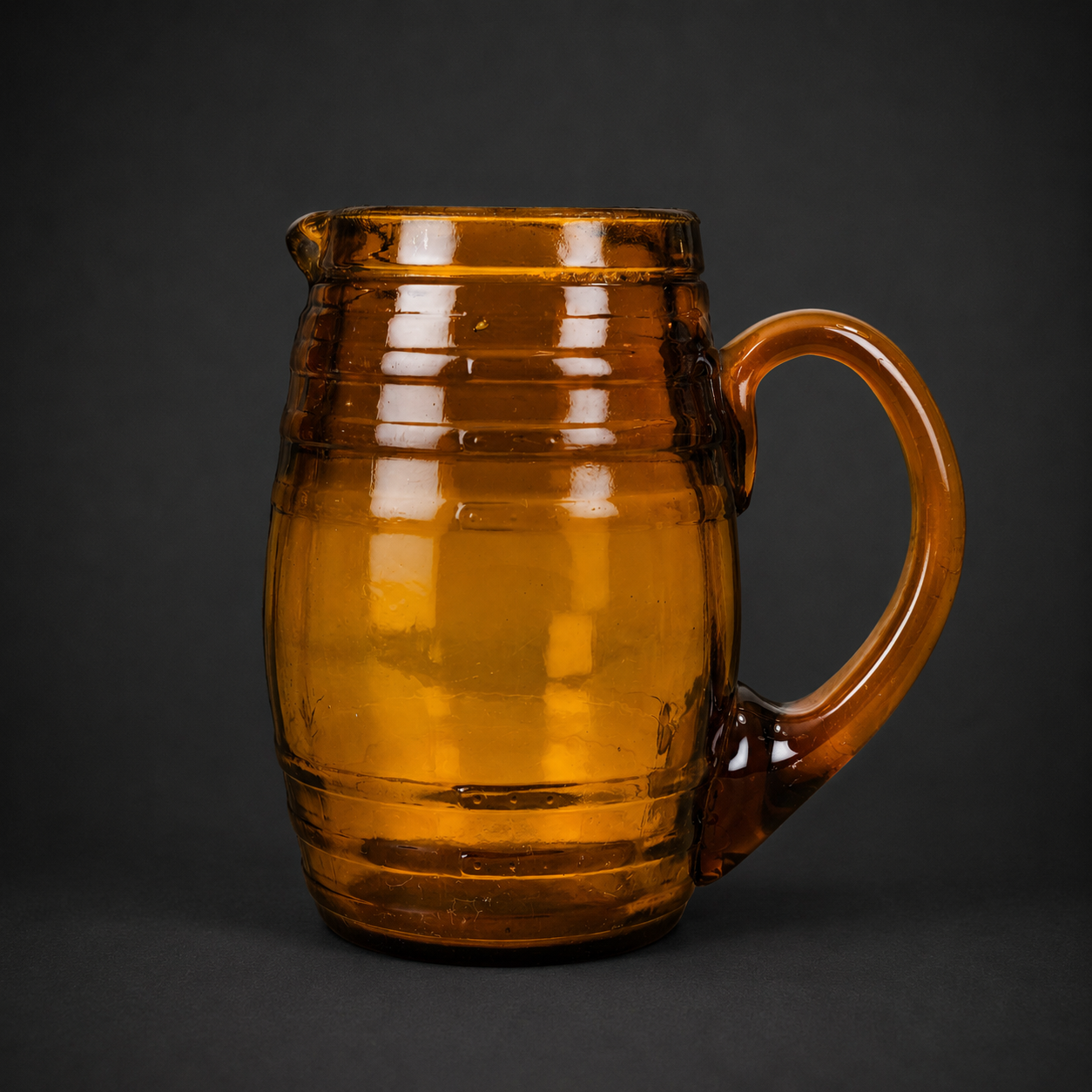 Jarra de pulpería en vidrio ámbar prensado, ca. 1920. Jarra de pulpería en vidrio ámbar prensado, ca. 1920.