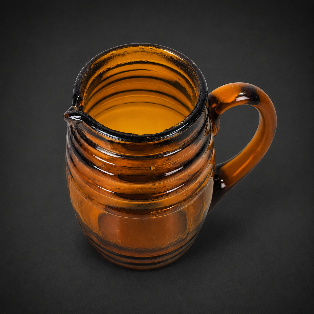 Jarra de pulpería en vidrio ámbar prensado, ca. 1920. Jarra de pulpería en vidrio ámbar prensado, ca. 1920.