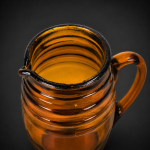 Jarra de pulpería en vidrio ámbar prensado, ca. 1920. Jarra de pulpería en vidrio ámbar prensado, ca. 1920.