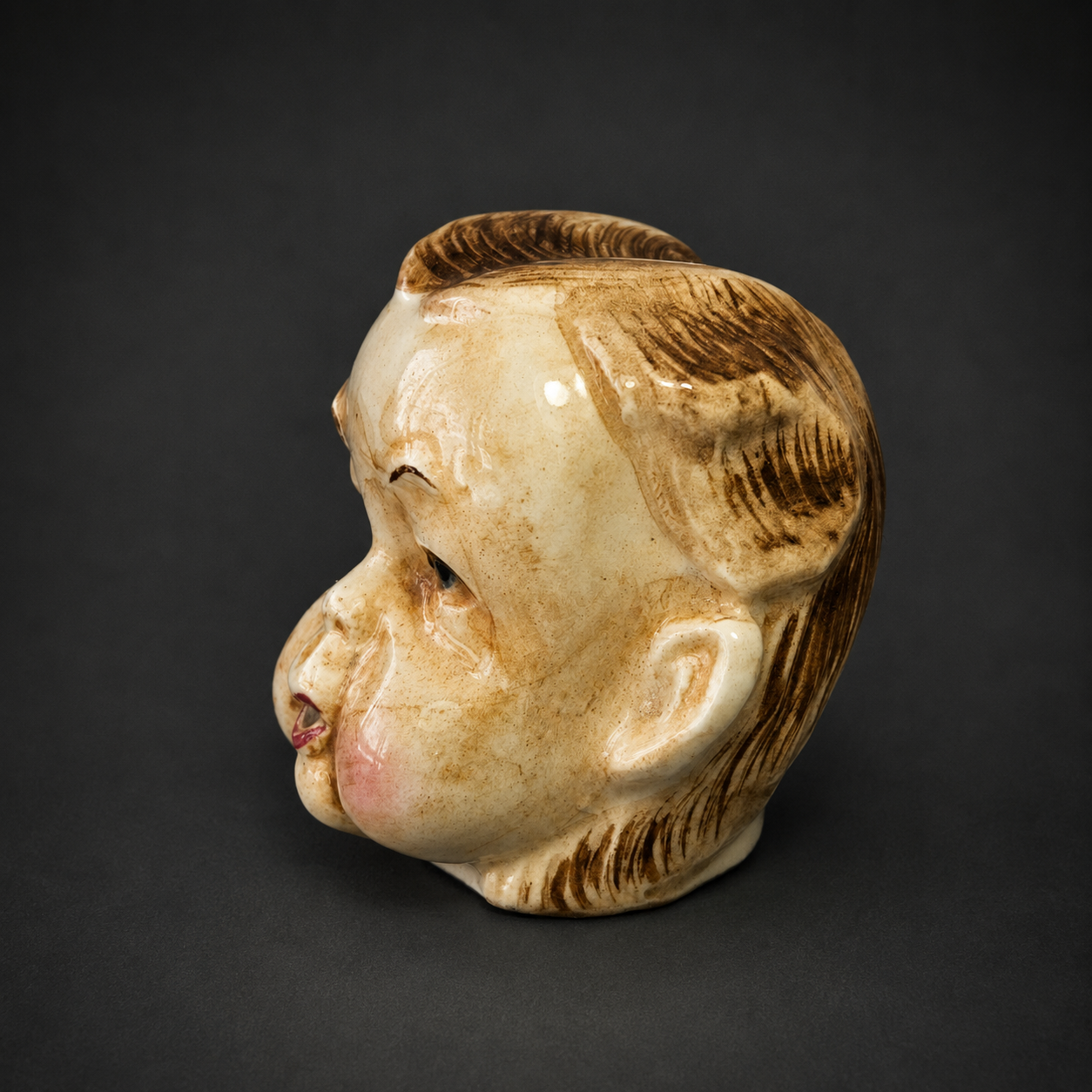 Salero japonés con rostro caricaturesco, ca. 1950. Salero japonés con rostro caricaturesco, ca. 1950.