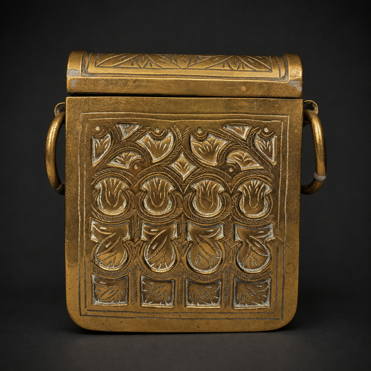 Caja de viaje para el Corán en bronce repujado, ca. 1950. Caja de viaje para el Corán en bronce repujado, ca. 1950.