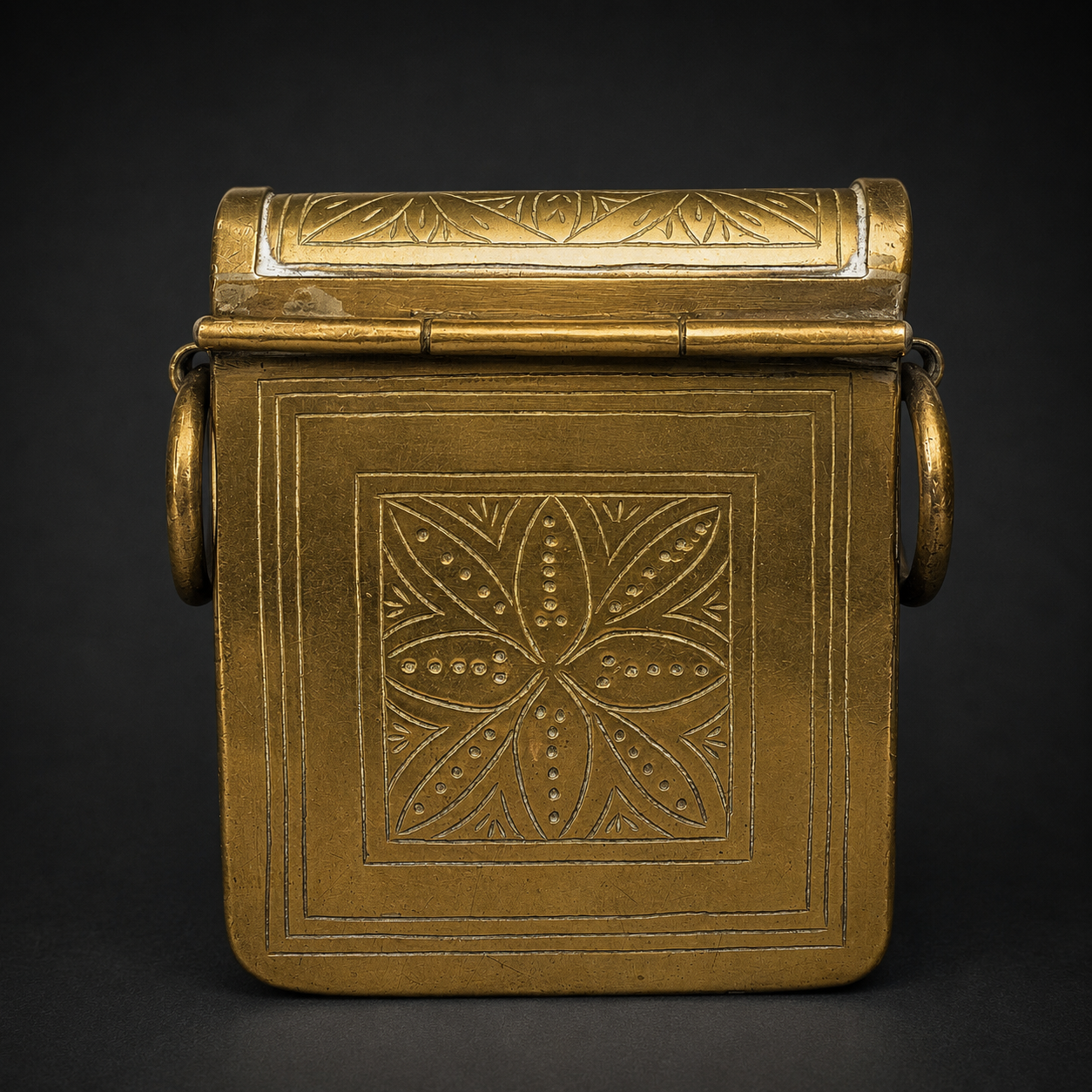 Caja de viaje para el Corán en bronce repujado, ca. 1950. Caja de viaje para el Corán en bronce repujado, ca. 1950.