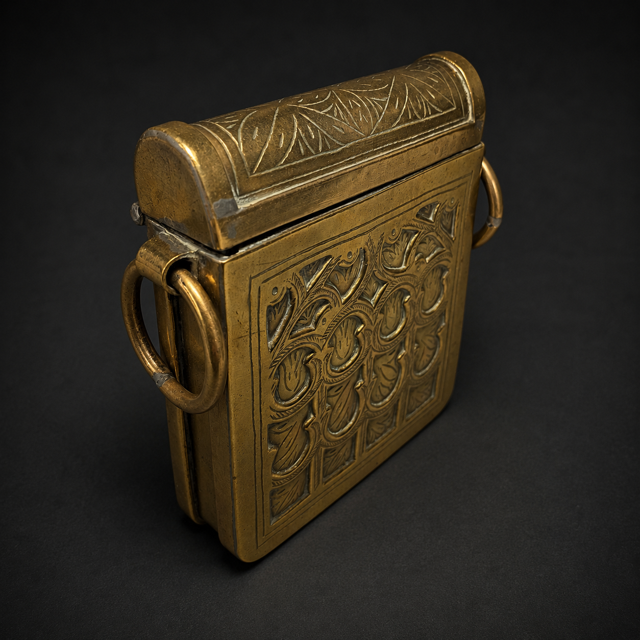 Caja de viaje para el Corán en bronce repujado, ca. 1950. Caja de viaje para el Corán en bronce repujado, ca. 1950.