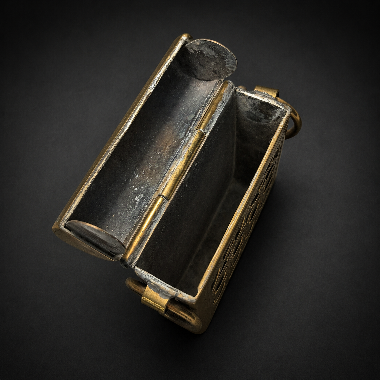 Caja de viaje para el Corán en bronce repujado, ca. 1950. Caja de viaje para el Corán en bronce repujado, ca. 1950.