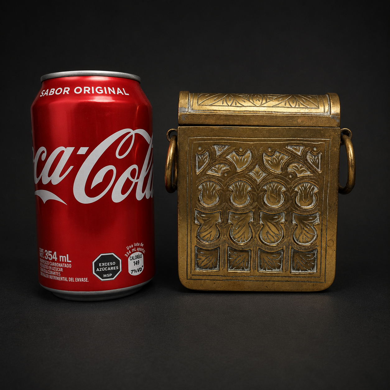 Caja de viaje para el Corán en bronce repujado, ca. 1950. Caja de viaje para el Corán en bronce repujado, ca. 1950.