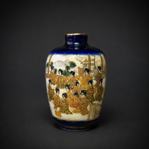 Inicio Jarrón miniatura de porcelana Satsuma azul y oro, ca. 1900.