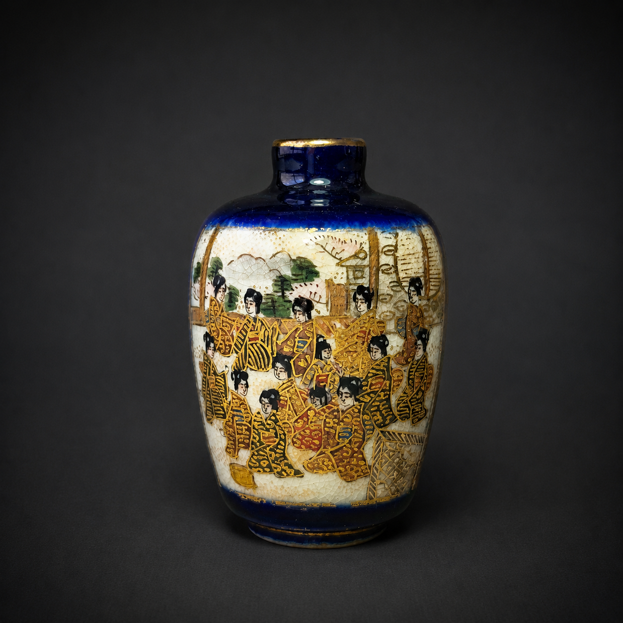 Jarrón miniatura de porcelana Satsuma azul y oro, ca. 1900. Jarrón miniatura de porcelana Satsuma azul y oro, ca. 1900.