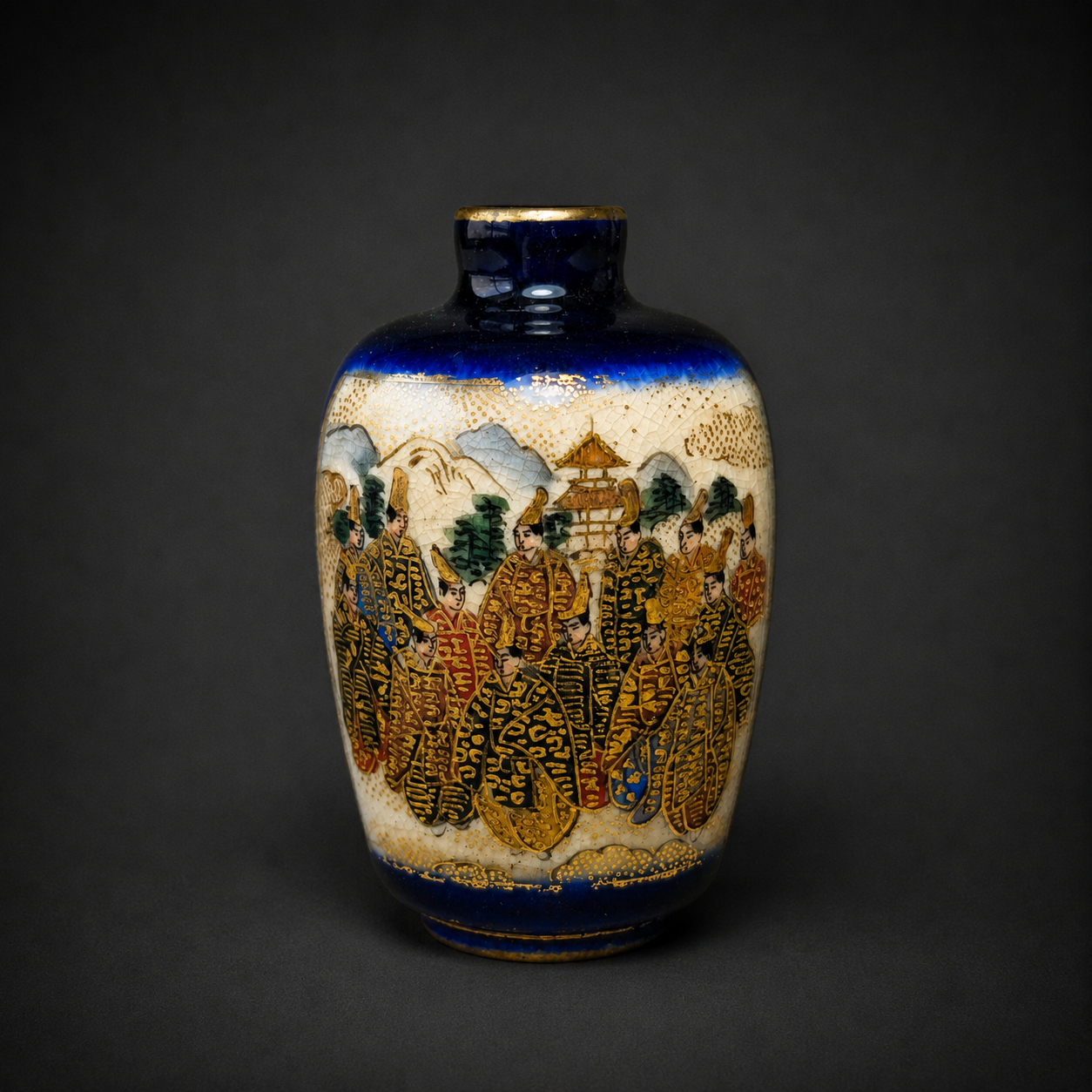 Jarrón miniatura de porcelana Satsuma azul y oro, ca. 1900. Jarrón miniatura de porcelana Satsuma azul y oro, ca. 1900.
