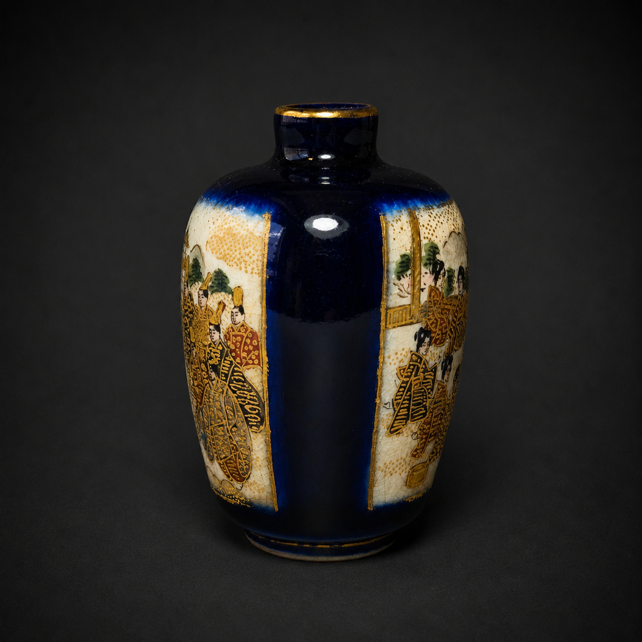 Jarrón miniatura de porcelana Satsuma azul y oro, ca. 1900. Jarrón miniatura de porcelana Satsuma azul y oro, ca. 1900.