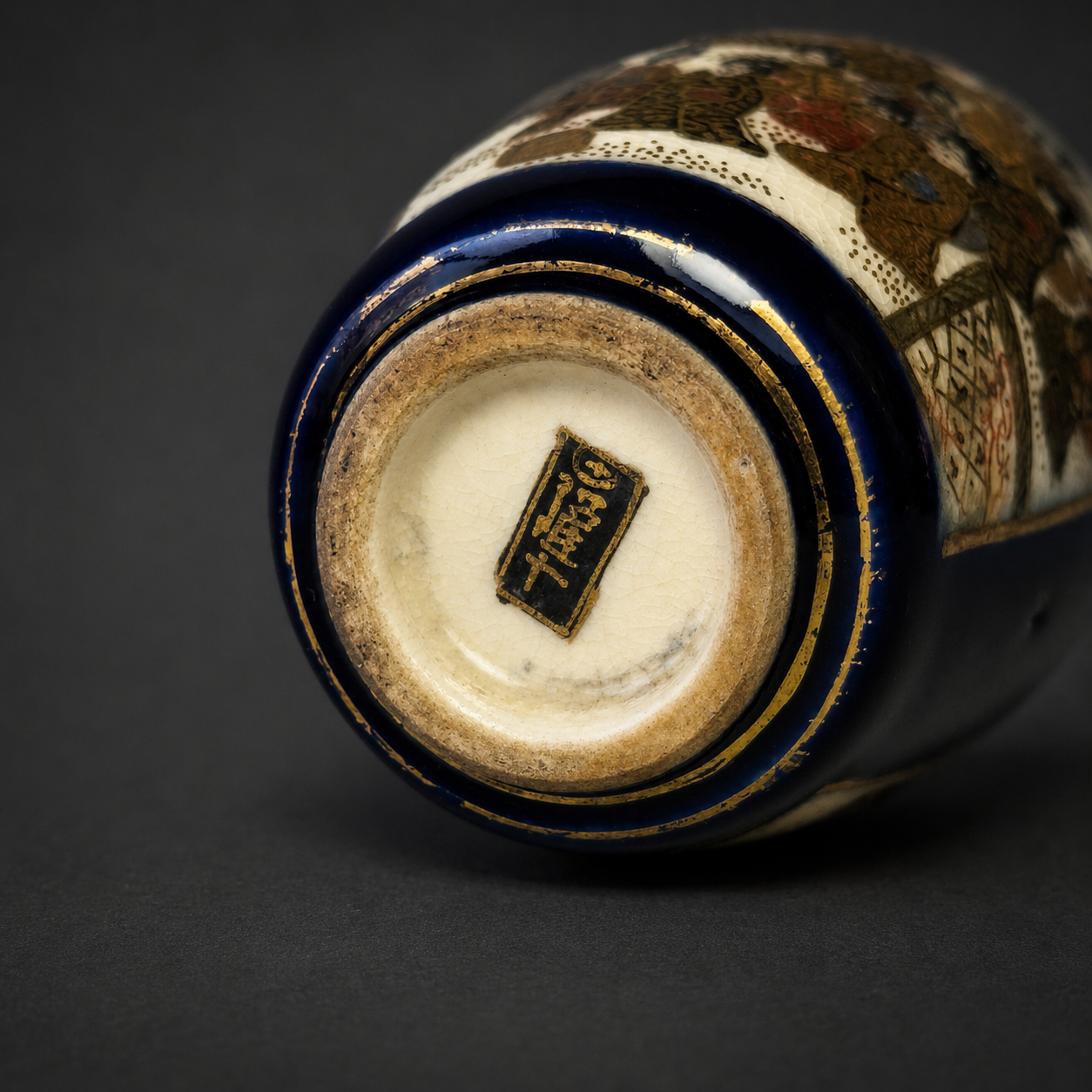 Jarrón miniatura de porcelana Satsuma azul y oro, ca. 1900. Jarrón miniatura de porcelana Satsuma azul y oro, ca. 1900.