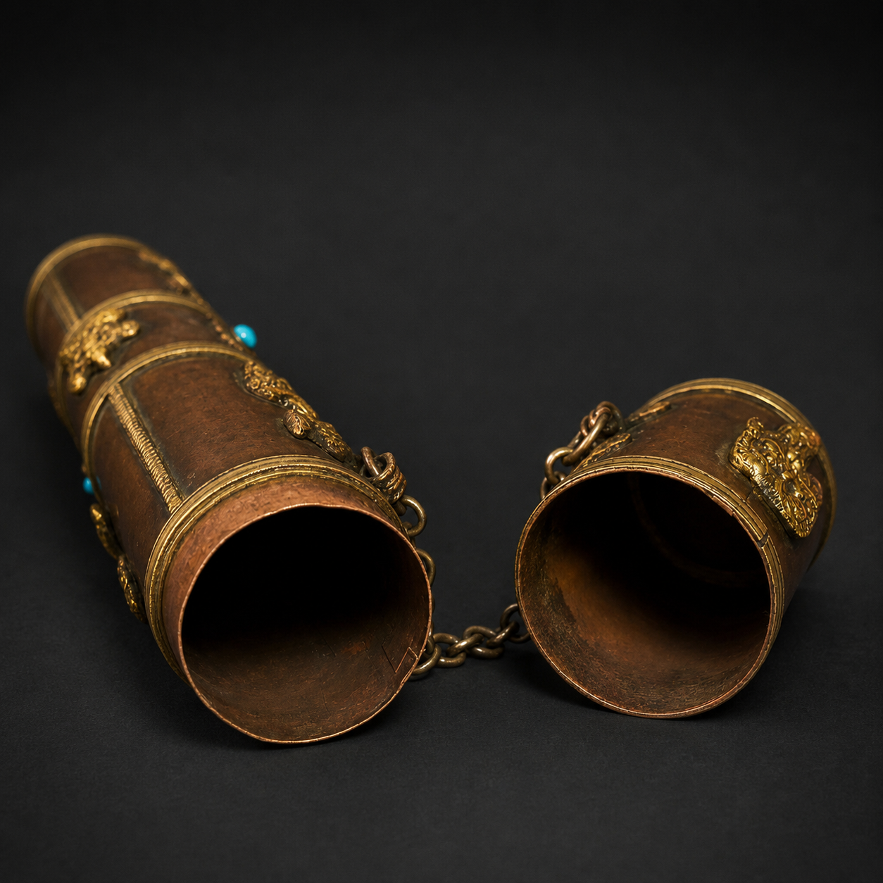 Porta incienso tubular tibetano en bronce, ca. 1950. Porta incienso tubular tibetano en bronce, ca. 1950.