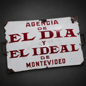 Chapa esmaltada de agencia El Día y El Ideal, ca. 1920.