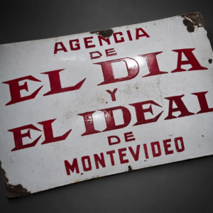 Chapa esmaltada de agencia El Día y El Ideal, ca. 1920.