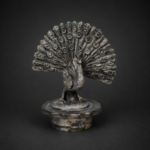 Tapón decorativo de peltre con pavo real, ca. 1970.