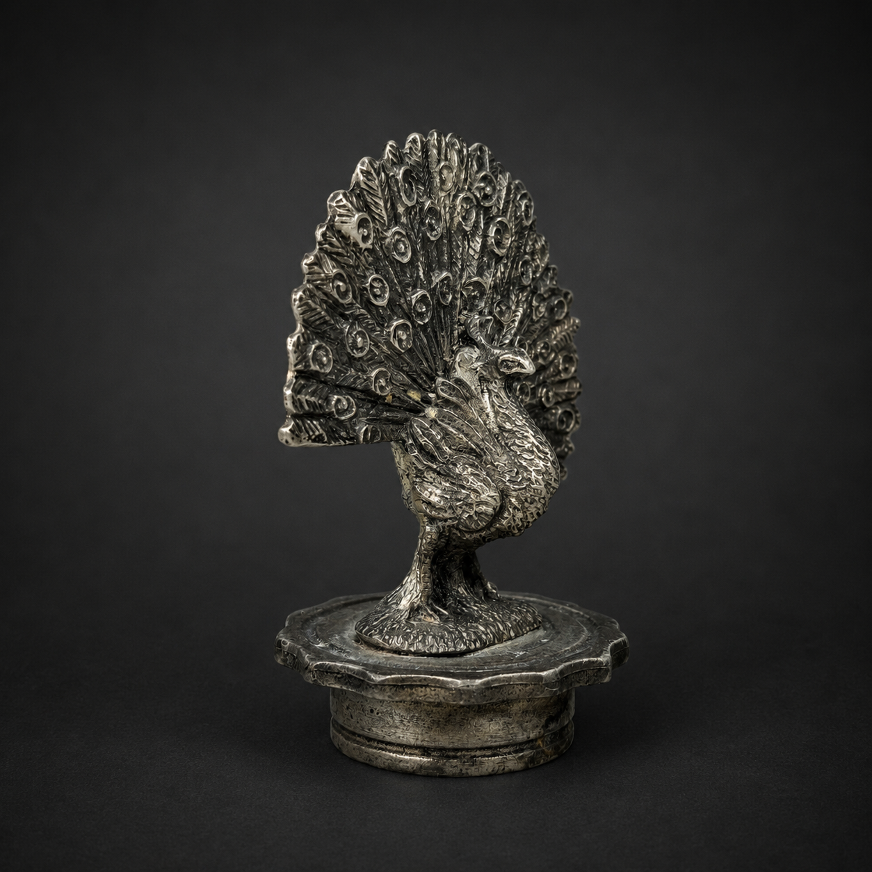 Tapón decorativo de peltre con pavo real, ca. 1970. Tapón decorativo de peltre con pavo real, ca. 1970.