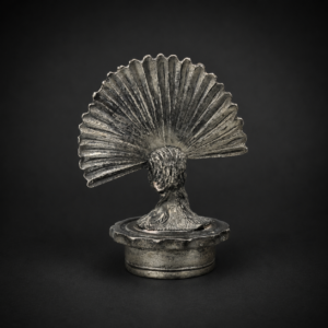 Tapón decorativo de peltre con pavo real, ca. 1970.