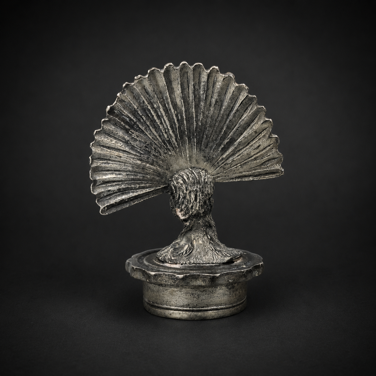 Tapón decorativo de peltre con pavo real, ca. 1970. Tapón decorativo de peltre con pavo real, ca. 1970.