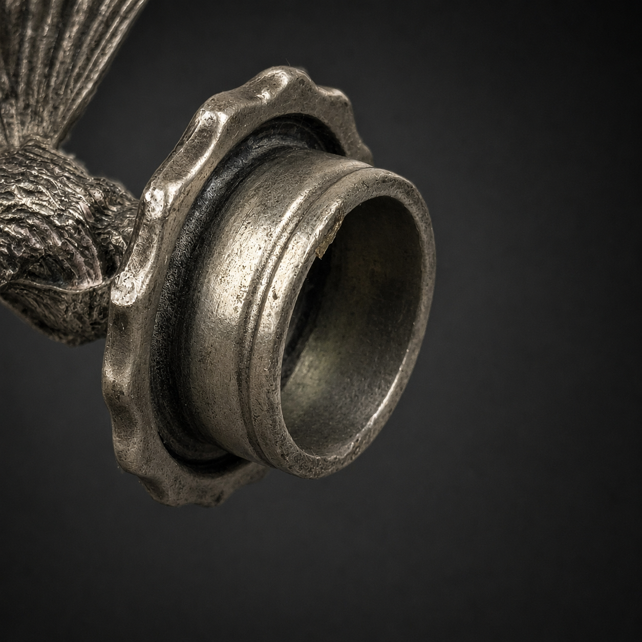 Tapón decorativo de peltre con pavo real, ca. 1970. Tapón decorativo de peltre con pavo real, ca. 1970.