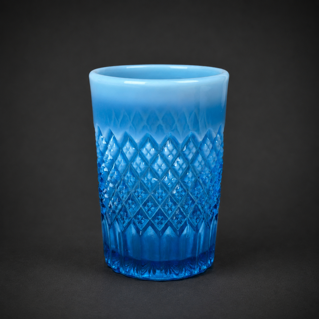Vaso infantil de vidrio azul opalino Davidson, ca. 1895. Vaso infantil de vidrio azul opalino Davidson, ca. 1895.