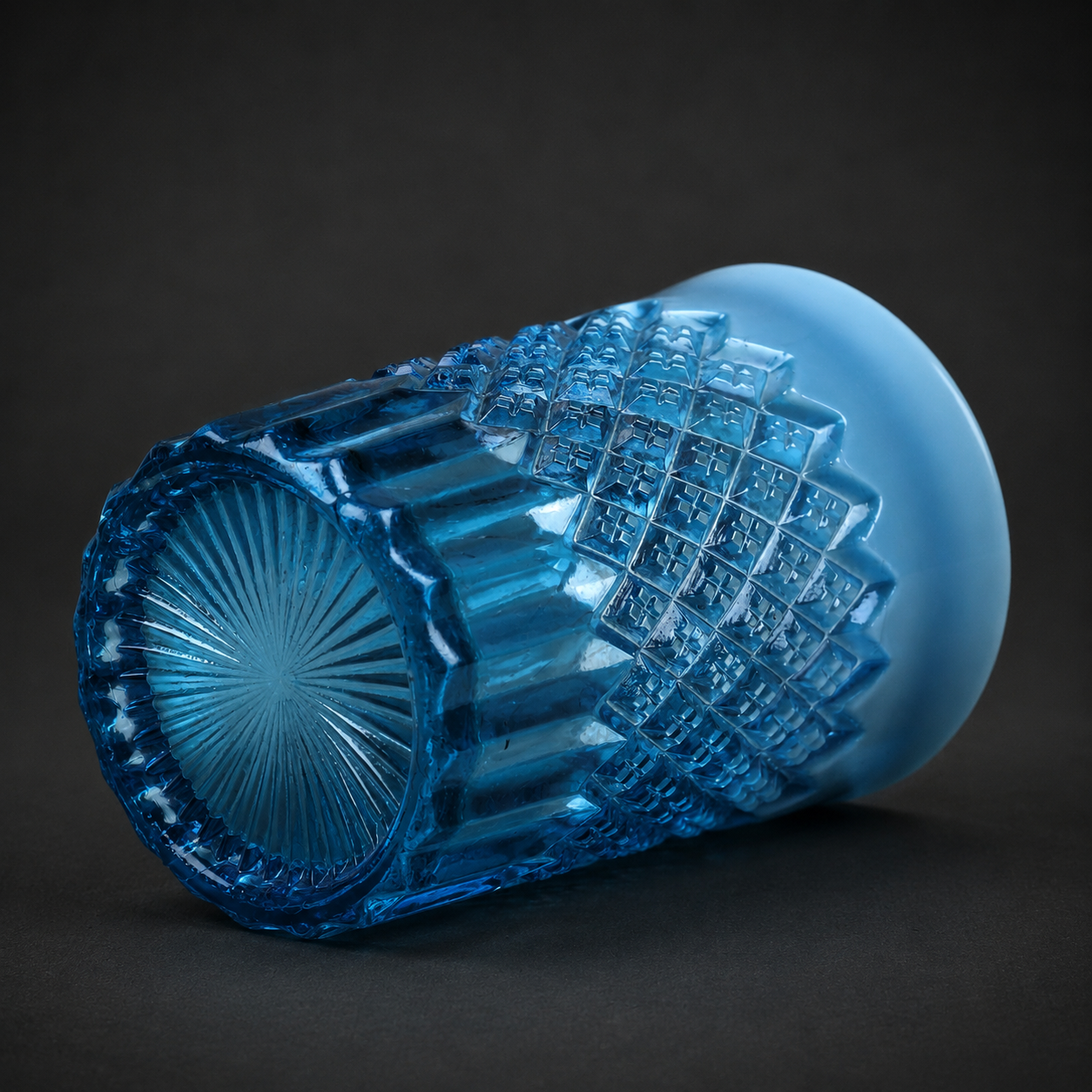 Vaso infantil de vidrio azul opalino Davidson, ca. 1895. Vaso infantil de vidrio azul opalino Davidson, ca. 1895.