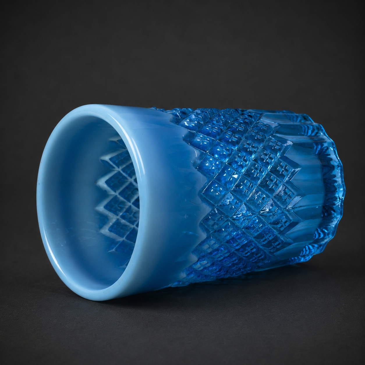 Vaso infantil de vidrio azul opalino Davidson, ca. 1895. Vaso infantil de vidrio azul opalino Davidson, ca. 1895.