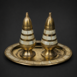 Especieros de bronce y nácar sobre bandeja, ca. 1950.