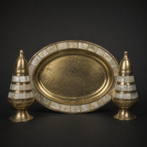 Especieros de bronce y nácar sobre bandeja, ca. 1950. Especieros de bronce y nácar sobre bandeja, ca. 1950.