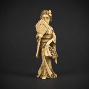 Figura de geisha con abanico en porcelana, ca. 1970.
