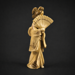 Figura de geisha con abanico en porcelana, ca. 1970. Figura de geisha con abanico en porcelana, ca. 1970.