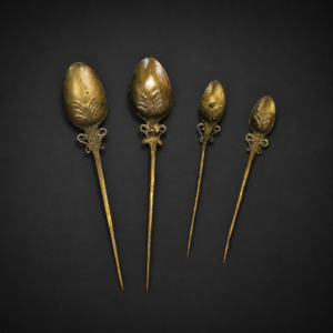 Conjunto de cuatro tupus andinos de bronce, ca. siglo XX.