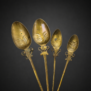 Conjunto de cuatro tupus andinos de bronce, ca. siglo XX. Conjunto de cuatro tupus andinos de bronce, ca. siglo XX.
