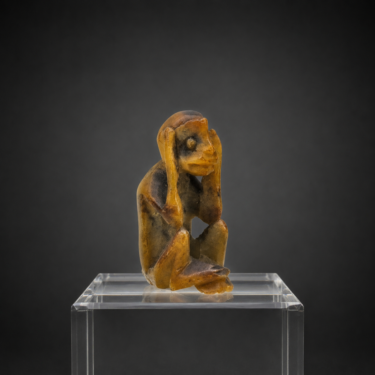 Figura del mono sabio Kikazaru tallada en piedra, ca. 1970. Figura del mono sabio Kikazaru tallada en piedra, ca. 1970.