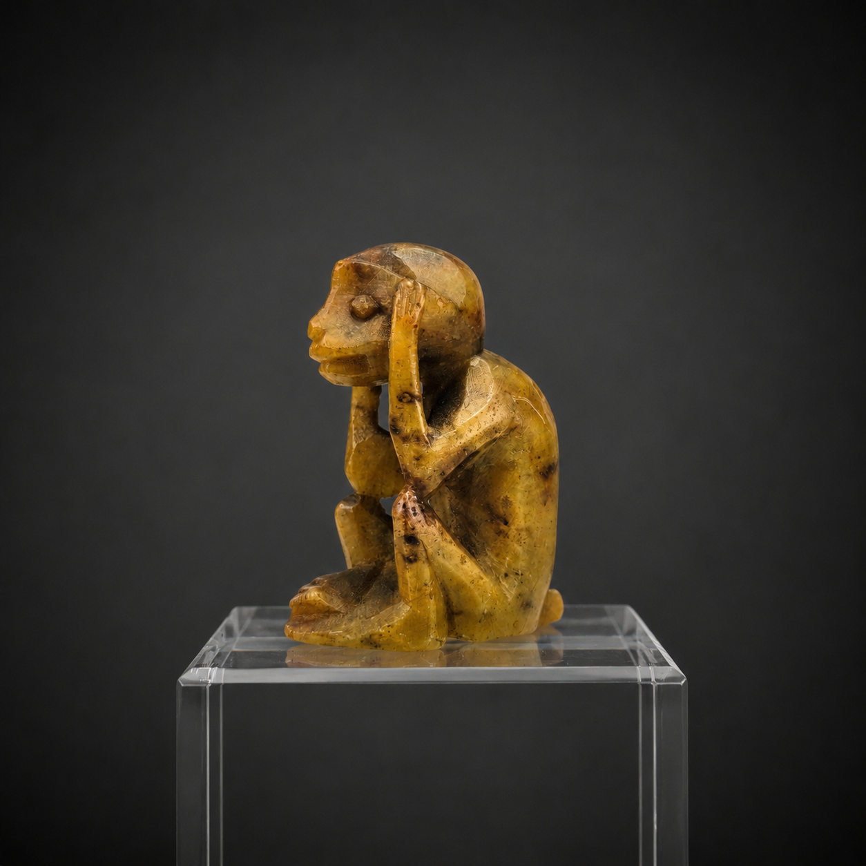 Figura del mono sabio Kikazaru tallada en piedra, ca. 1970. Figura del mono sabio Kikazaru tallada en piedra, ca. 1970.